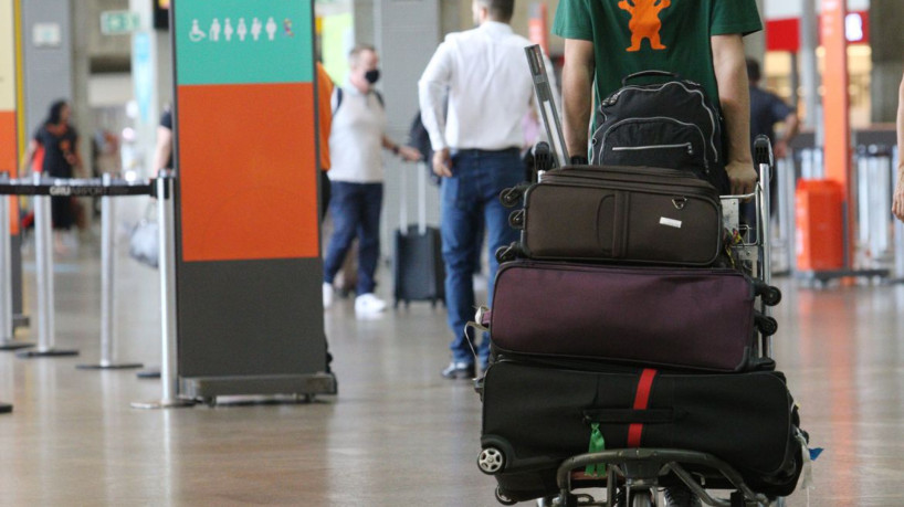 Aeroporto de Guarulhos: Funcionários protestam contra proibição do uso de celulares.