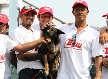 Pescadores mexicanos que resgataram o australiano e a cachorra no mar mostram o animal