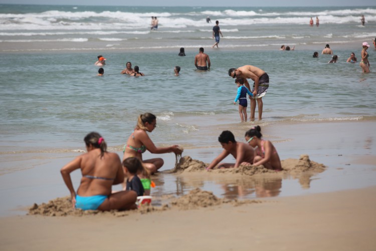 Famílias devem tomar cuidado com crianças na praia(Foto: FÁBIO LIMA)