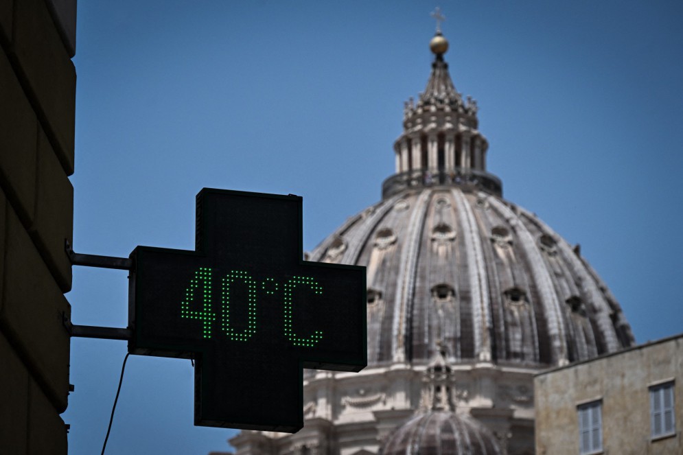 Termômetro em Roma indica temperatura durante atual onda de calor(Foto: Tiziana FABI / AFP)