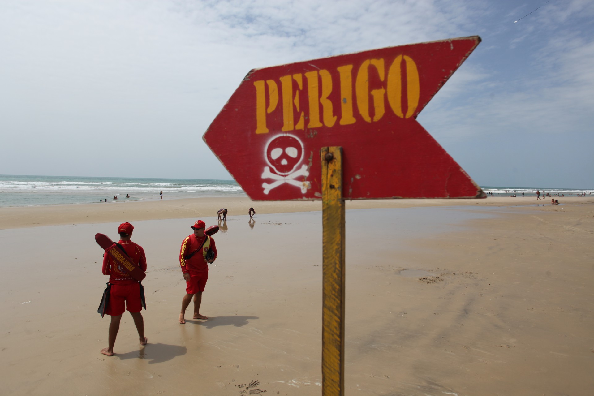 ￼PLACAS de perigo colocadas na Praia do Futuro (Foto: FÁBIO LIMA)