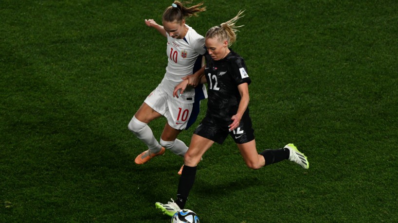 Atletas de Nova Zelândia e Noruega disputando a bola na partida de estreia da Copa do Mundo Feminina