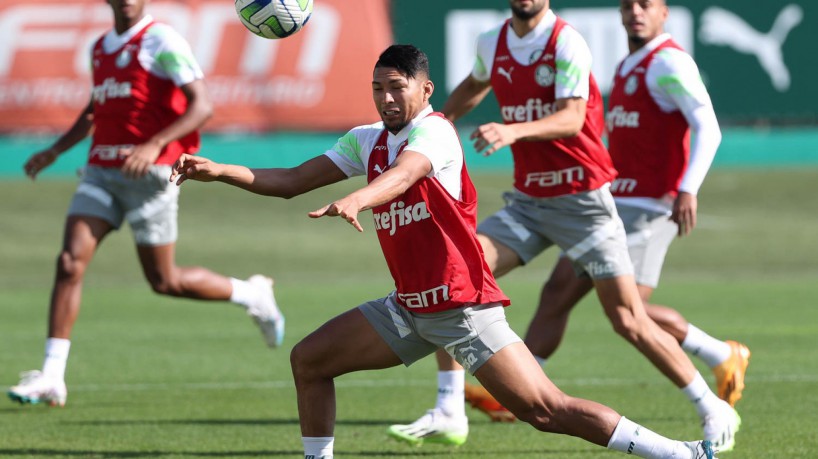 O jogador Rony, do Palmeiras, durante treinamento, na Academia de Futebol