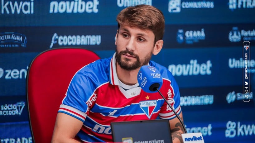 Volante Pedro Augusto durante apresentação oficial no Fortaleza