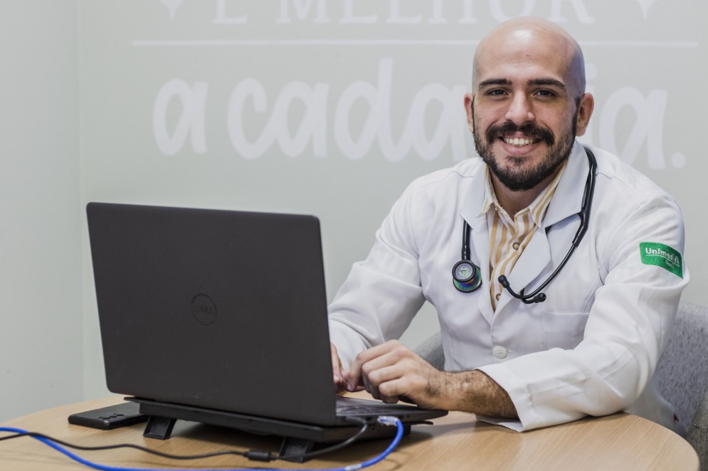 Felipe Araújo, médico, ressalta que na consulta online o especialista vai definir a necessidade, ou não, de um atendimento presencial para cada paciente(Foto: FERNANDA BARROS)