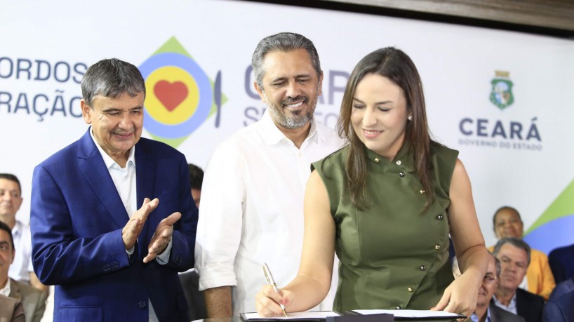 ￼WELLINGTON DIAS, Elmano de Freitas e Lia de Freitas na solenidade