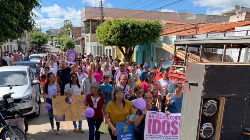 Moradores de Pedra Branca realizam manifestação em solidariedade a ex-prefeito agredido no município 