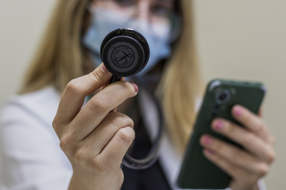 A médica Luana Andrade, que atende no Posto de Saúde Virgílio Távora, tem experiência na telessaúde por meio da rede suplementar(Foto: FERNANDA BARROS)