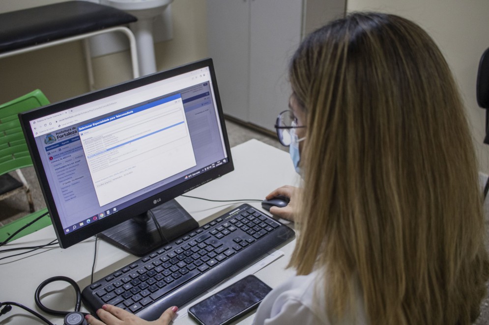 Na saúde pública de Fortaleza, a telessaúde é utilizada para realização de diagnósticos entre diversos médicos e futuramente consultas online. Na foto, a médica Luana Andrade, que atende no Posto de Saúde Virgílio Távora. (Foto: Fernanda Barros/ O Povo)(Foto: FERNANDA BARROS)