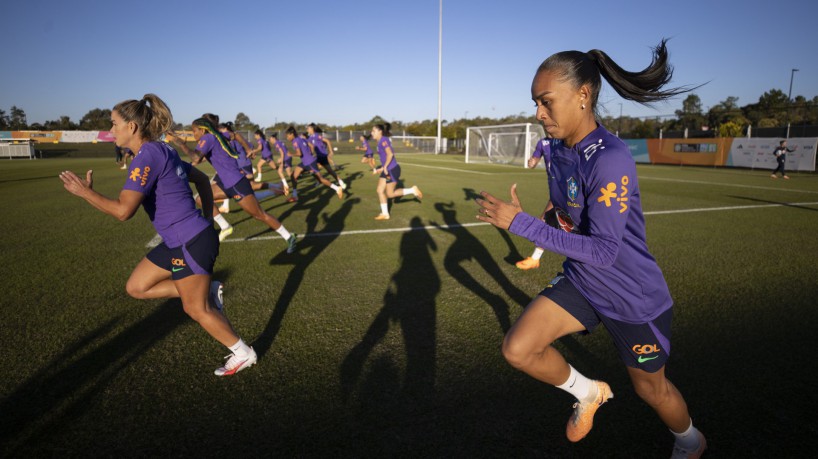 Jogadoras da seleção brasileira em treinamento visando estreia na Copa do Mundo