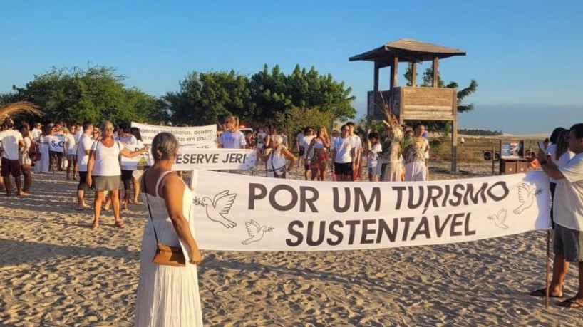 A caminhada foi feita na praia de Jeri como forma de protesto e reuniu moradores, turistas e empresários na tarde do sábado, 22