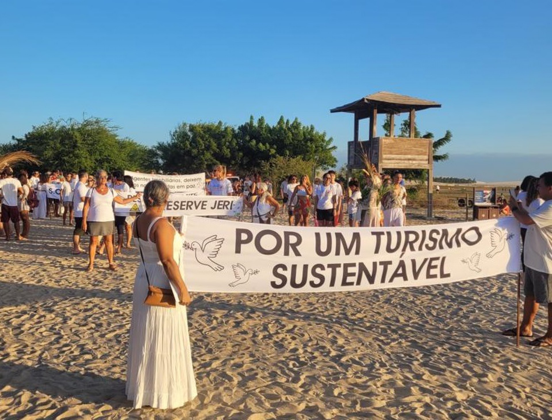 A caminhada foi feita na praia de Jeri como forma de protesto e reuniu moradores, turistas e empresários na tarde do sábado, 22 (Foto: Reprodução)