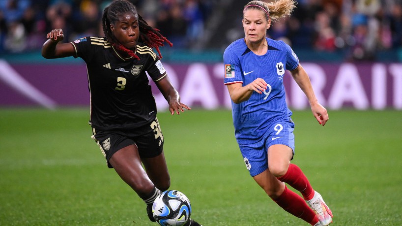 Atletas de Jamaica e França durante jogo da Copa do Mundo Feminina 2023