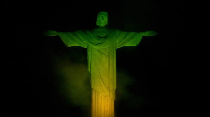 Cristo Redentor ficou em verde e amarelo neste domingo, em homenagem à estreia da seleção brasileira de futebol feminino no Mundial 2023