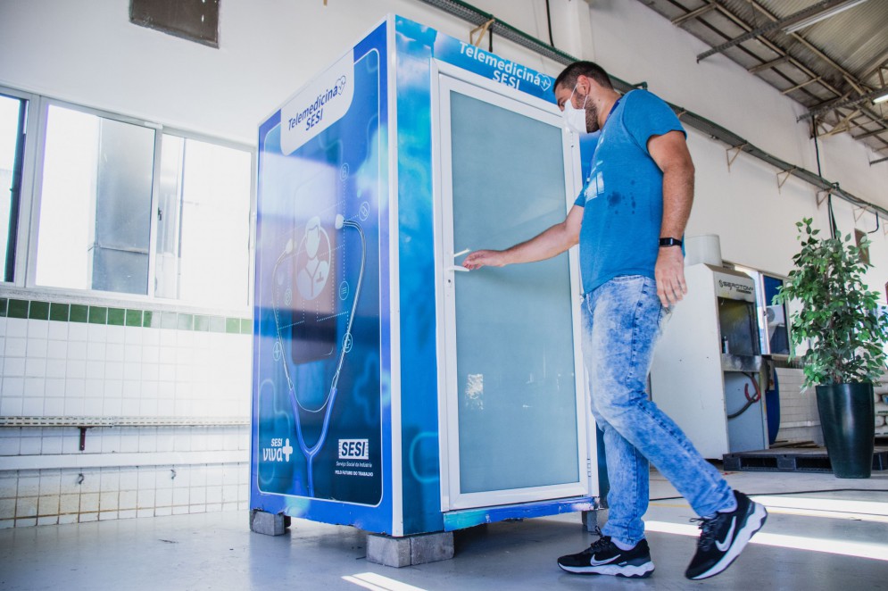 Senai e Sesi criaram uma cabine de atendimento para telessaúde que possibilita o atendimento no local de trabalho com privacidade(Foto: FERNANDA BARROS)