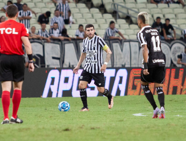 Richardson, volante do Ceará, em atuação pela Série B do Campeonato Brasileiro 