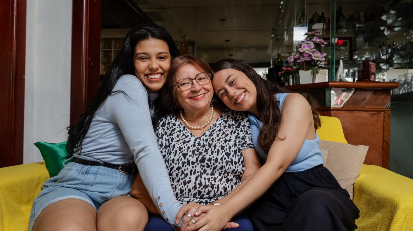 ￼EUNICE Linhares abraçada pelas netas Giselle e Graziela Alencar