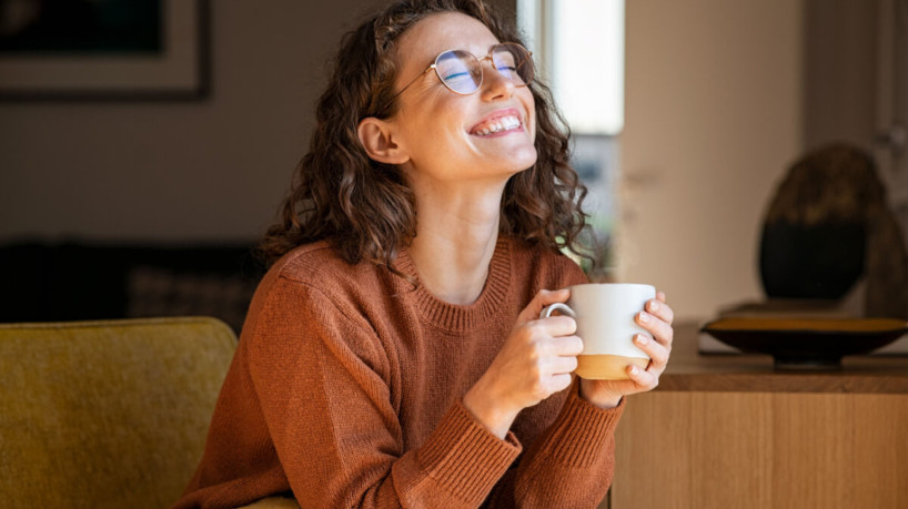 Mais do que uma simples xícara de chá, a bebida nos oferece um momento de pausa e reflexão
(Imagem: Ground Picture | Shutterstock)