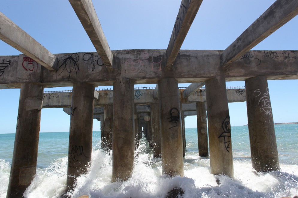 Ponte dos Ingleses, conhecida também como Ponte Metálica, na Praia de Iracema(Foto: FÁBIO LIMA)