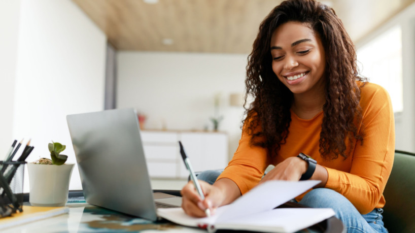 Para garantir uma boa nota nos concursos, o foco é essencial (Imagem: Prostock-studio | Shutterstock)