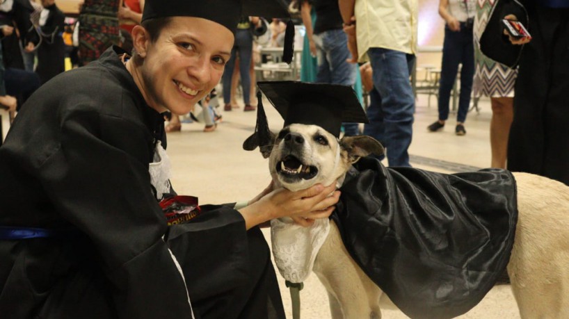 Cachorrinha Valente foi madrinha de formatura da ativista da causa animal, Fernanda Bastos. 
