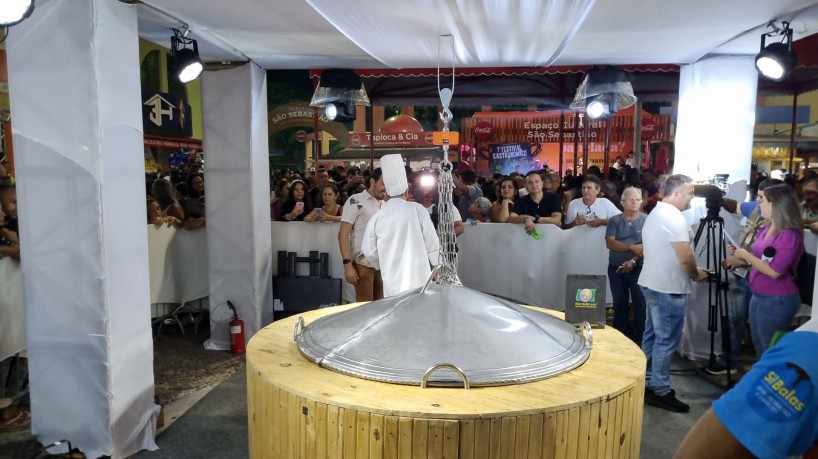 Mercado São Sebastião alcança novo recorde gastronômico com a maior panelada do mundo pesando 566kg