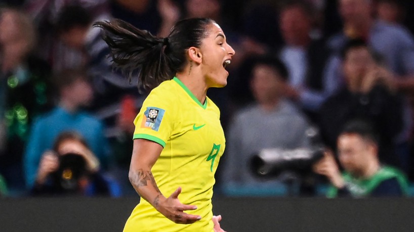 Debinha marcou o gol de empate do Brasil diante da França, pela Copa do Mundo Feminina. 