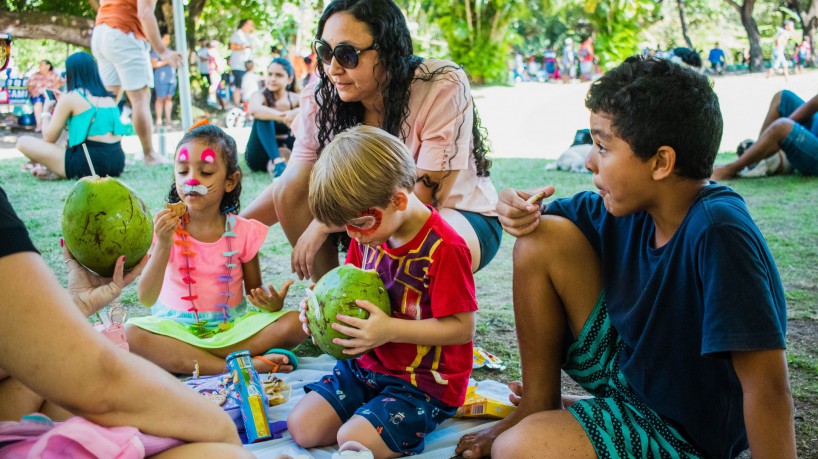 FORTALEZA, CEARÁ, 30-07-2023: Fim das férias escolares em Fortaleza. Pais aproveitam para levar seus filhos ao Parque do Cocó, na programção do Viva O Parque.  (Foto: Fernanda Barros/ O Povo)