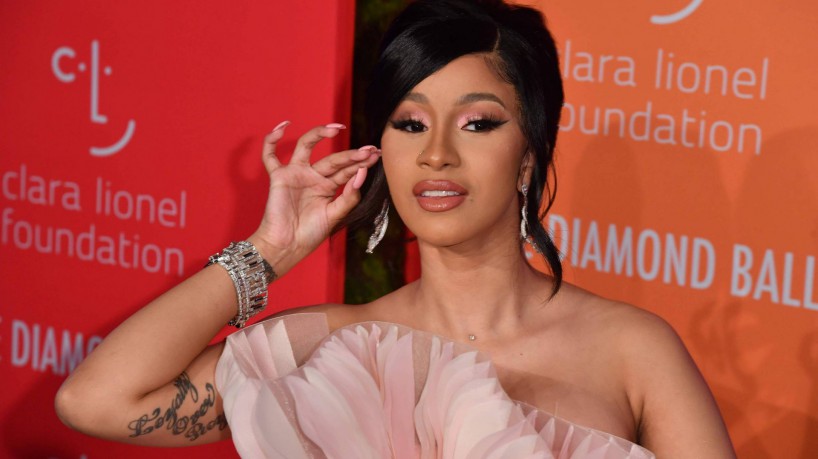 Cardi B viralizou nas redes sociais com vídeo arremessando um microfone em um fã; a rapper está sendo acusada de agressão