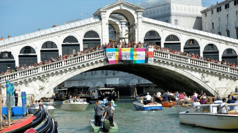 A ponte de Rialto, em Veneza, costuma ficar cheia de turistas na época de alta temporada