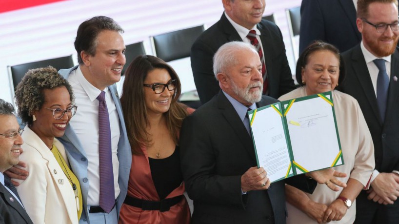 O presidente Luiz Inácio Lula da Silva sanciona a lei que institui o Programa Escola em Tempo Integral, no Palácio do Planalto. Participam da cerimônia o ministro da Educação, Camilo Santana