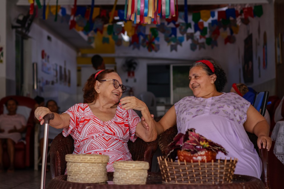 Dona Lourdes Bacelar, 87 anos, e Dona Maria Fernanda Fernandes da Silva, 58 anos, no Lar de Idosos Três Irmãs(Foto: AURÉLIO ALVES)