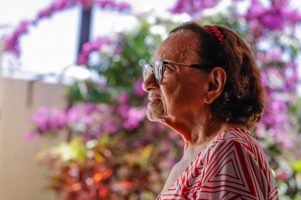 Dona Lourdes Bacelar, 87, não tem parentes ou amigos para visitá-la no Lar de Idosos Três Irmãs(Foto: AURÉLIO ALVES)