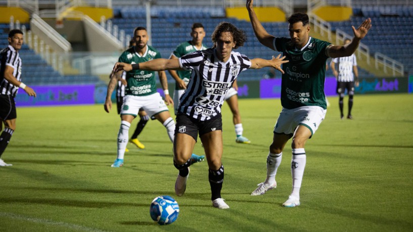 Ceará atuando contra o Guarani pela Série B do Brasileirão