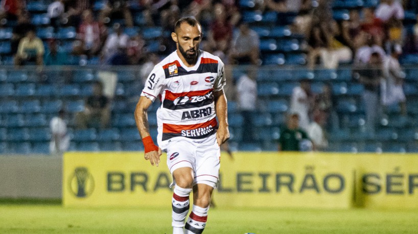 Lincoln, volante do Ferroviário, em atuação pela Série D do Campeonato Brasileiro