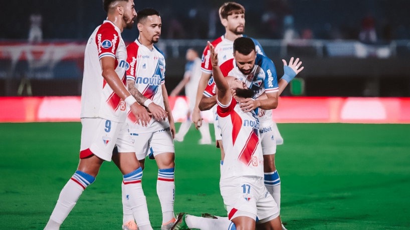 Zé Welison, do Fortaleza, comemora gol diante do Libertad pela Copa Sul-Americana