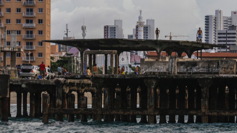  FORTALEZA, CE, BRASIL, 28-02-2020: Rapaz aguardava novo pedido no aplicativo quando foi atingido pelo concreto que fica acima da Ponte Velha, na Praia de Iracema