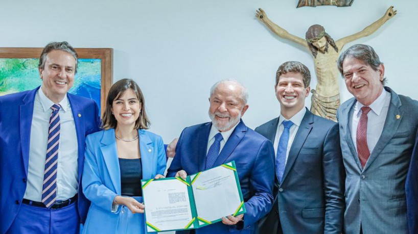 Ministro da Educação Camilo Santana, deputada federal Tabata Amaral, presidente Lula, prefeito de Recife João Campos e o senador Cid Gomes