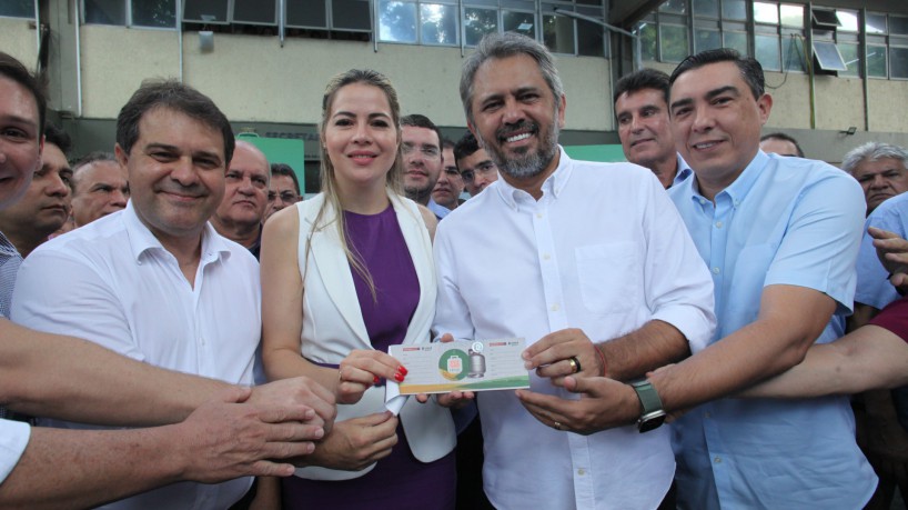 Em solenidade do Governo do Ceará na manhã desta quarta-feira, 2, foram distribuídos tíquetes do Vale Gás às prefeituras