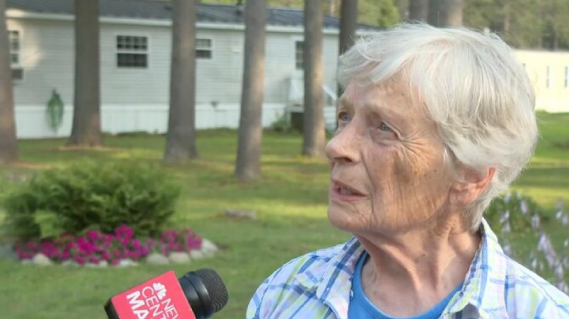  Marjorie Perkins, moradora da cidade de Brunswick, em Maine, lutou contra um adolescente que ameaçou esfaqueá-la
