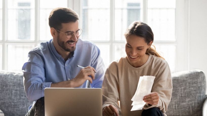 Organize as finanças para o segundo semestre com estas orientações (Imagem: fizkes | ShutterStock) 