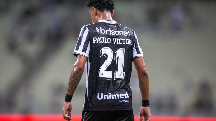 Lateral-esquerdo Paulo Victor, do Ceará, durante partida na Arena Castelão 