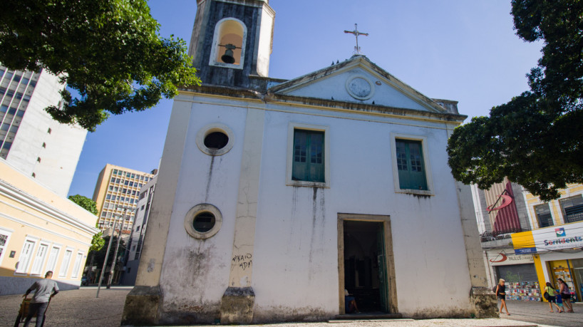 ￼Fieis visitam templo católico, apesar dos problemas