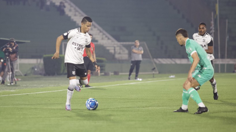 Atacante Erick durante confronto com o Guarani, pela Série B