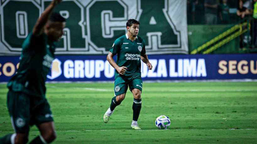 Meia Guilherme, do Goiás, durante jogo contra o Grêmio