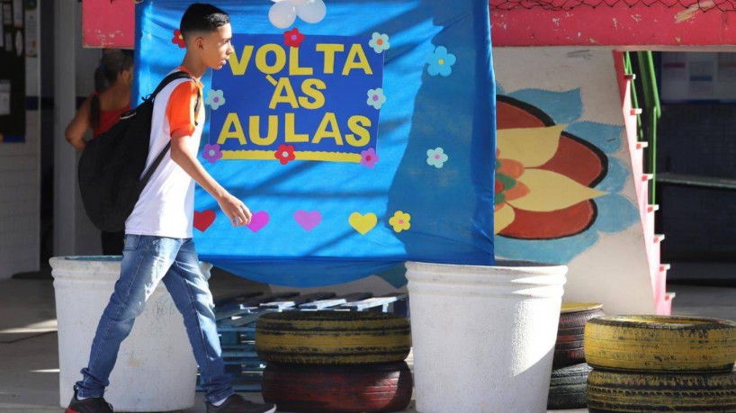 Mais de 240 mil estudantes da rede municipal de ensino de Fortaleza voltaram às aulas nesta quinta-feira, 3