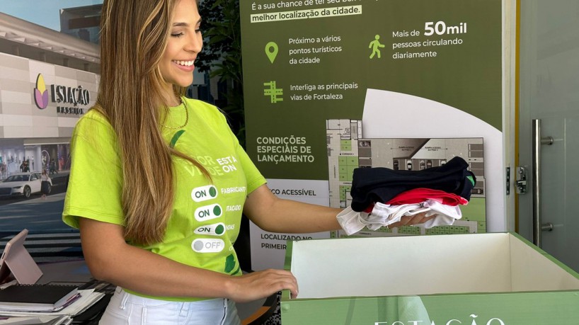 O stand recebe roupas e tecidos que serão destinados a instituições sociais