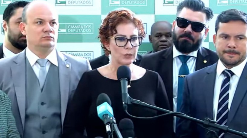 Carla Zambelli durante coletiva após operação da PF que liga a deputada do PL ao racker Degatti Neto, na quarta-feira passada, 2 de agosto de 2023