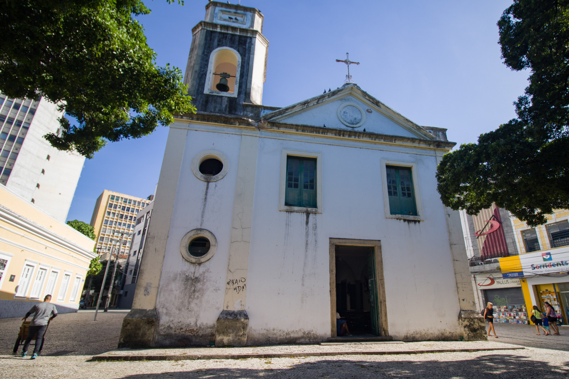 ￼Fieis visitam templo católico, apesar dos problemas (Foto: Samuel Setubal)