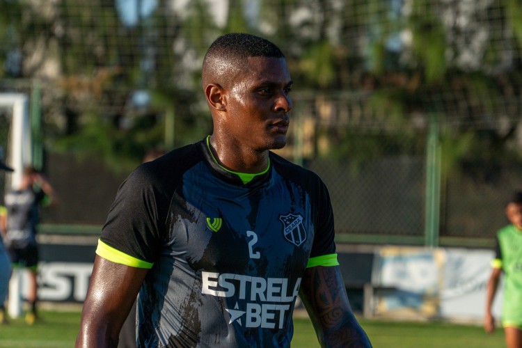 Atacante Cléber em treino do Ceará no estádio Carlos de Alencar Pinto, em Porangabuçu